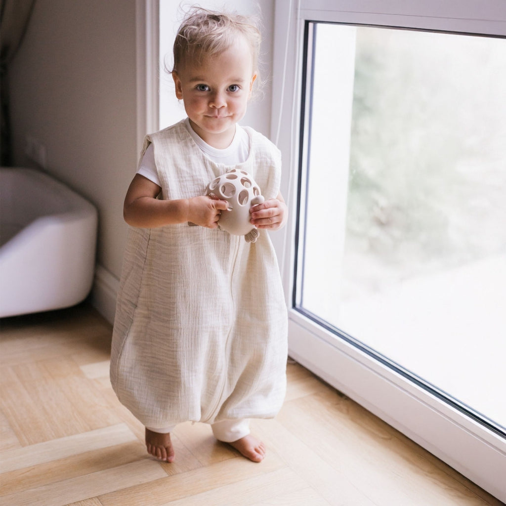 Musselin-Schlafsack Malaga mit Beinen 1,5 TOG, Vanilla – Vorderansicht