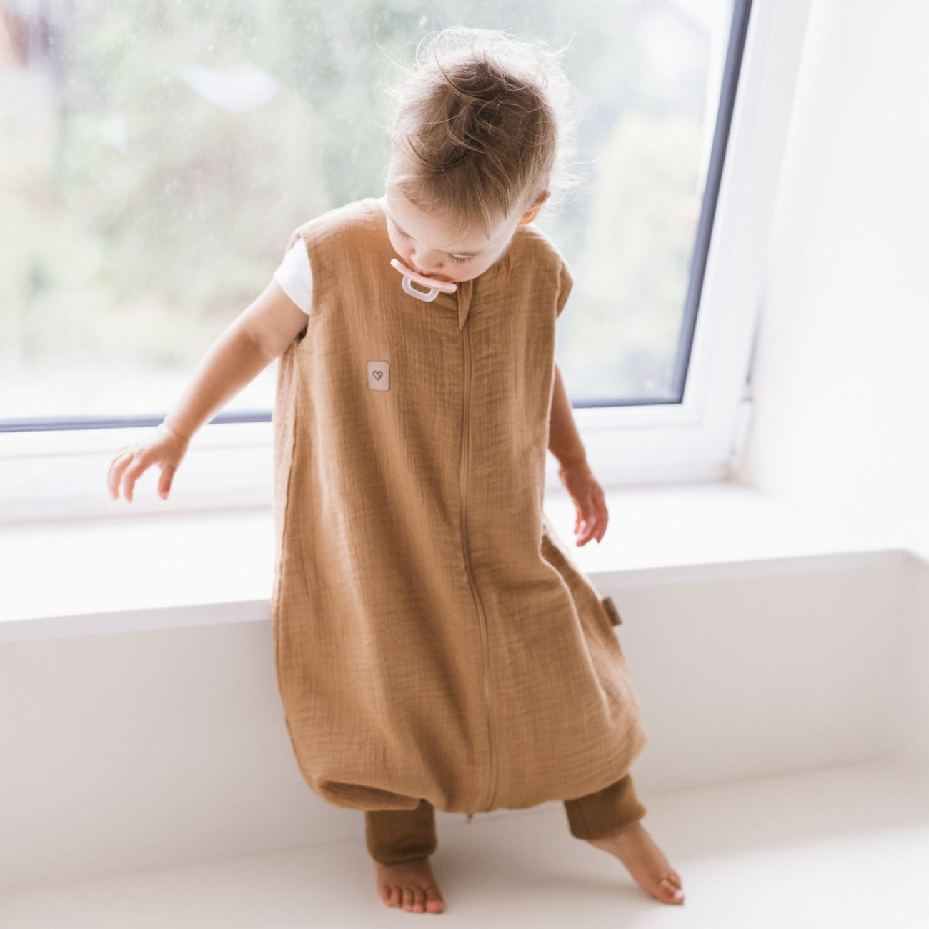 Musselin-Schlafsack Malaga mit Beinen 2,5 TOG, Toffee – Vorderansicht