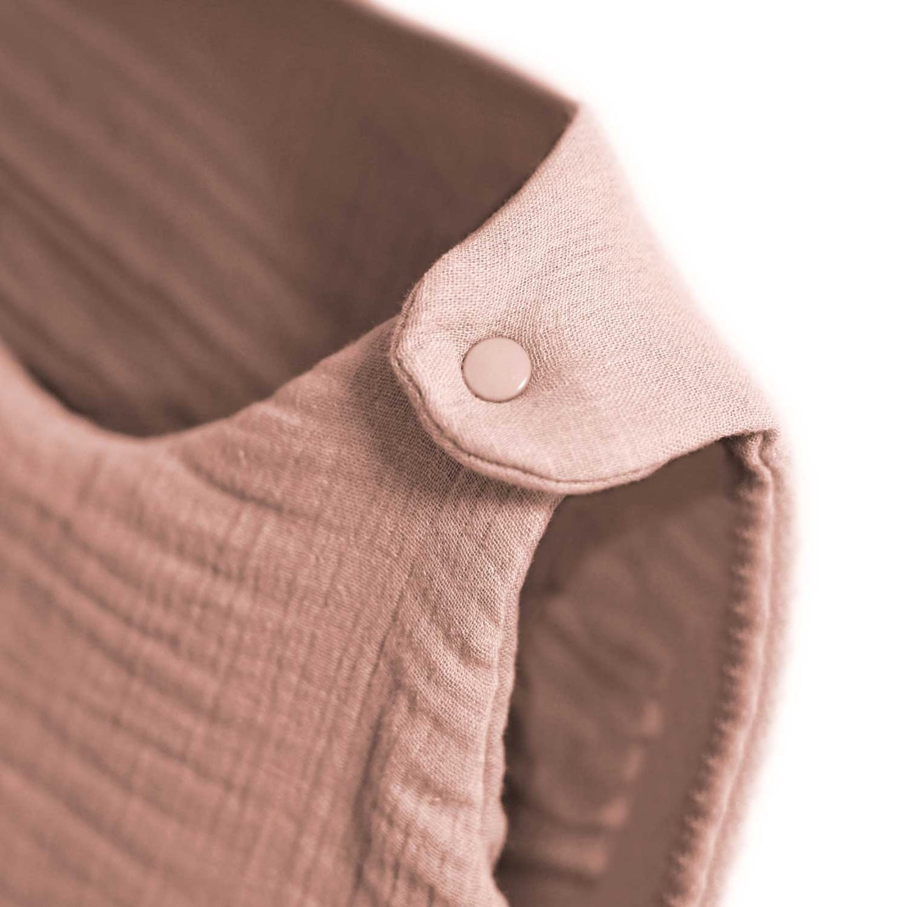Musselin-Schlafsack Malaga 1,5 TOG, Baby Pink – Detailansicht Musselin