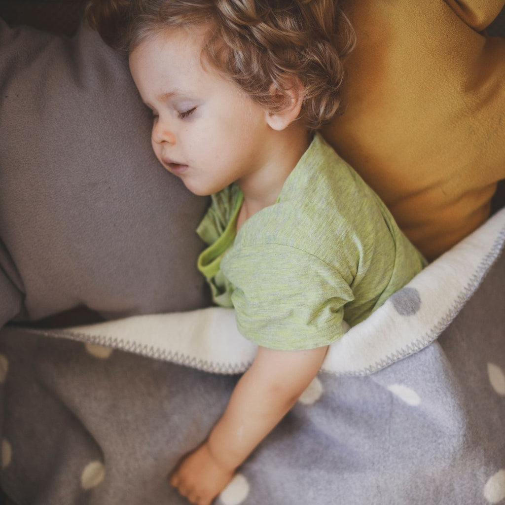 Baumwolldecke Oslo Dots Grey – Detailansicht Muster