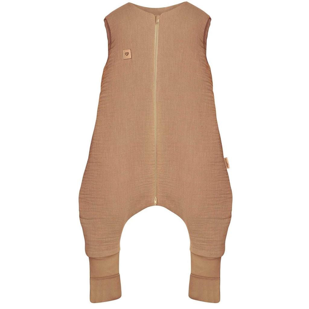 Musselin-Schlafsack Malaga mit Beinen 2,5 TOG, Toffee – warmer Winterschlafsack mit Beinöffnungen für Kleinkinder