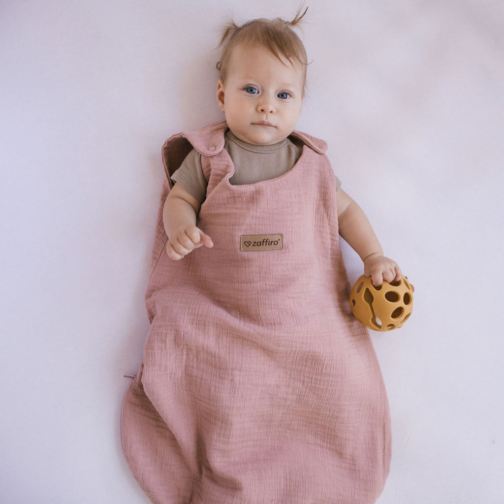 Musselin-Schlafsack Malaga 0,5 TOG, Baby Pink – Vorderansicht