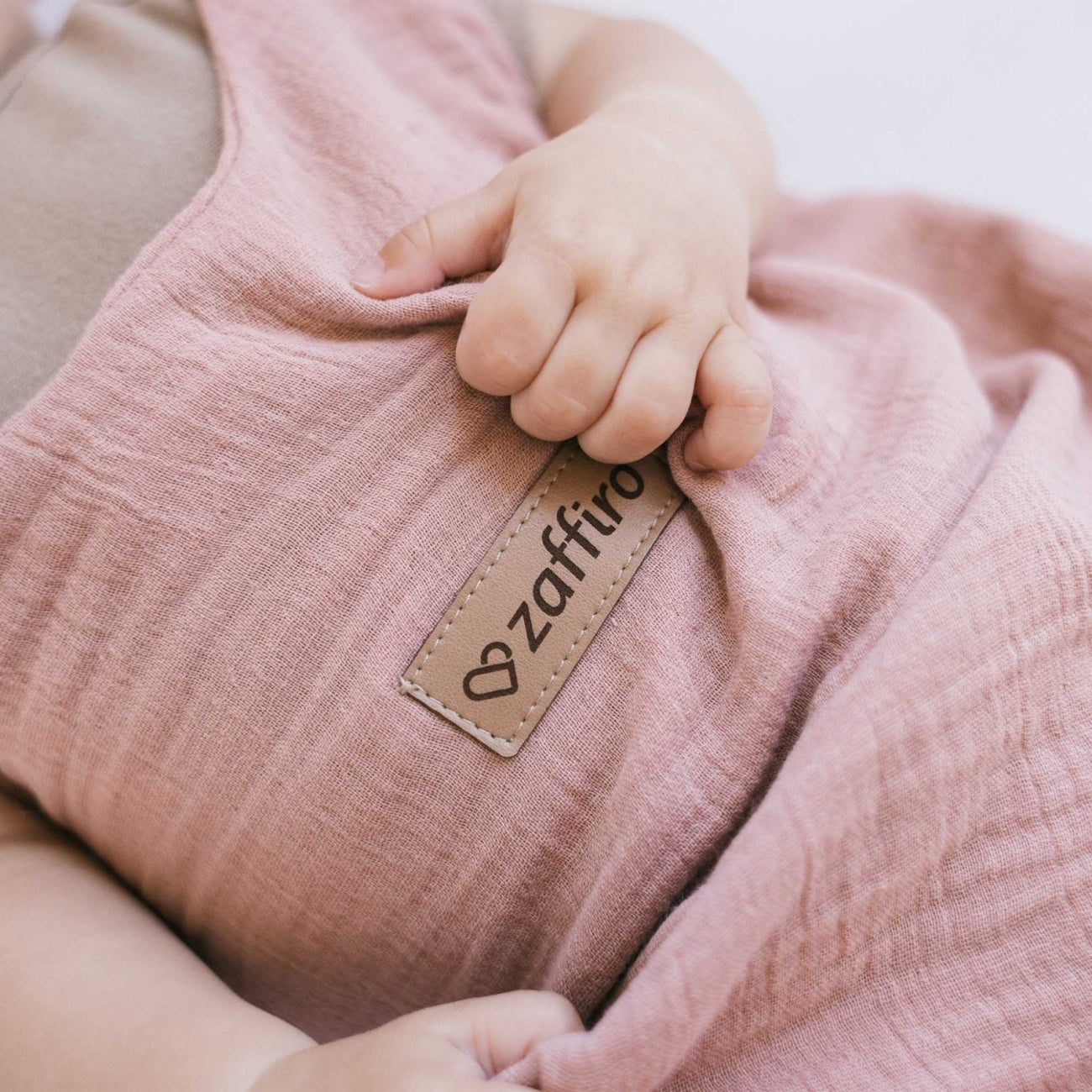 Musselin-Schlafsack Malaga 0,5 TOG, Baby Pink – Detailansicht Musselin