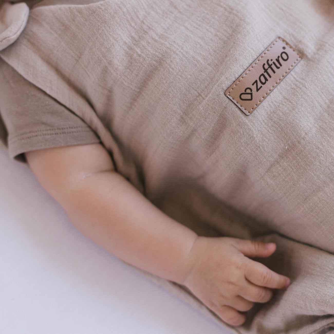 Musselin-Schlafsack Malaga 2,5 TOG, Beige – Detailansicht Musselin