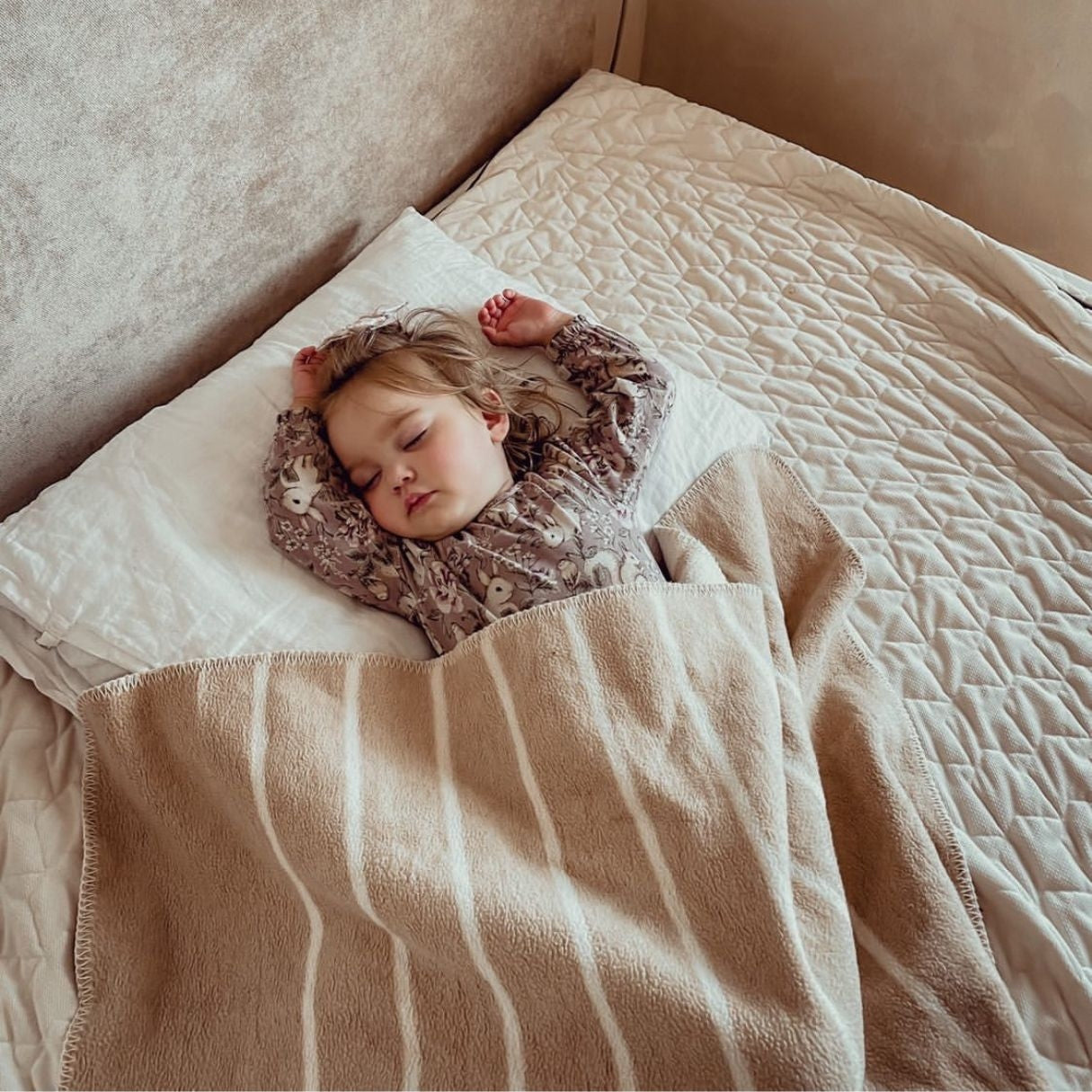 Baumwolldecke Oslo Stripes Beige – Detailansicht Muster