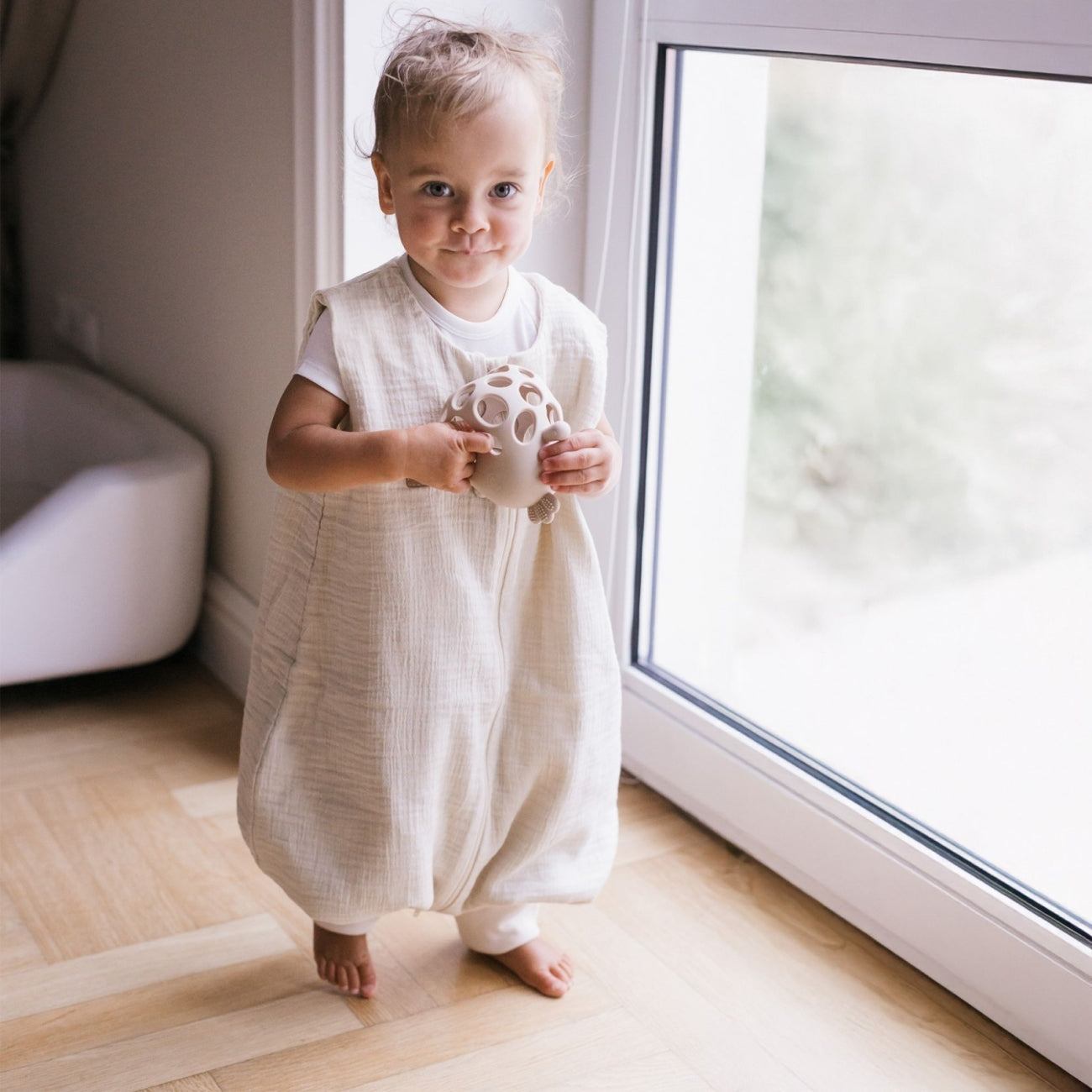 Musselin-Schlafsack Malaga mit Beinen 2,5 TOG, Vanilla – Vorderansicht
